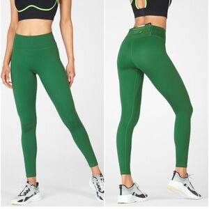 NWOT ☘️☘️Fabletics Motion 365 leggings in Palm Green.